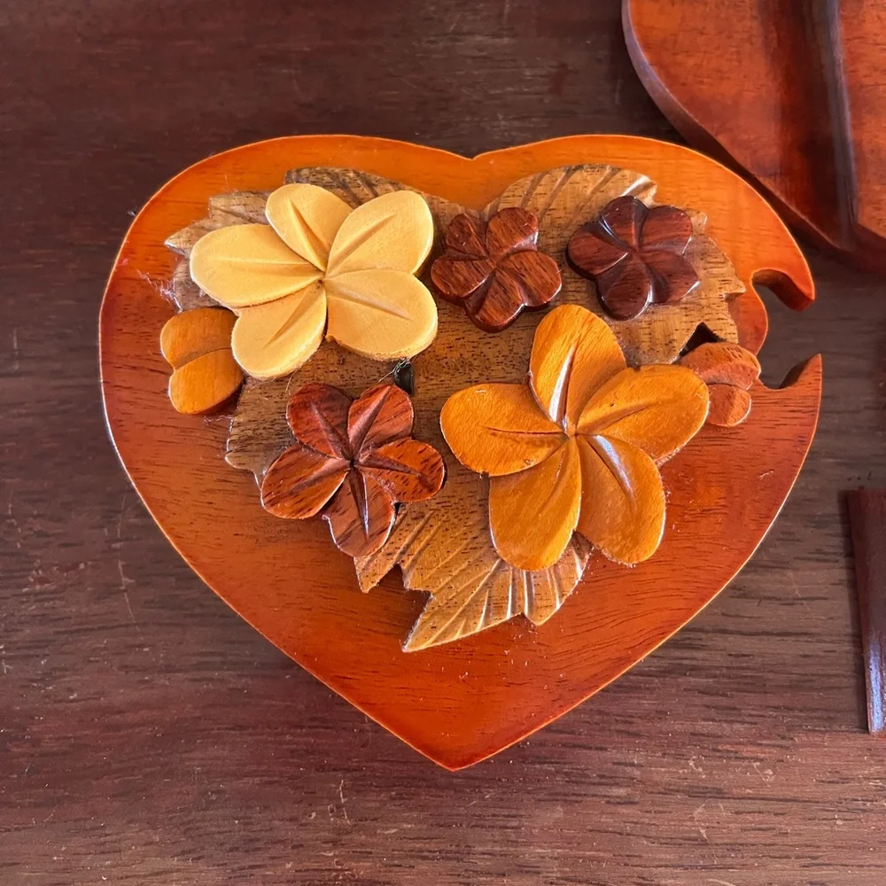 Artisanal wood, heart shape, carved flowers four piece box - Picture 6 of 11